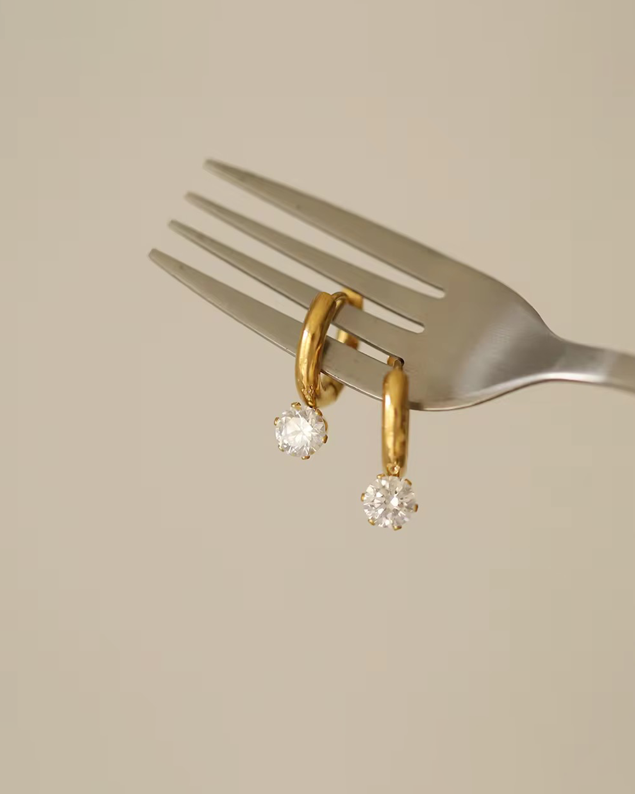 LUMIÈRE™ Solitaire Hoop Earrings - Gold