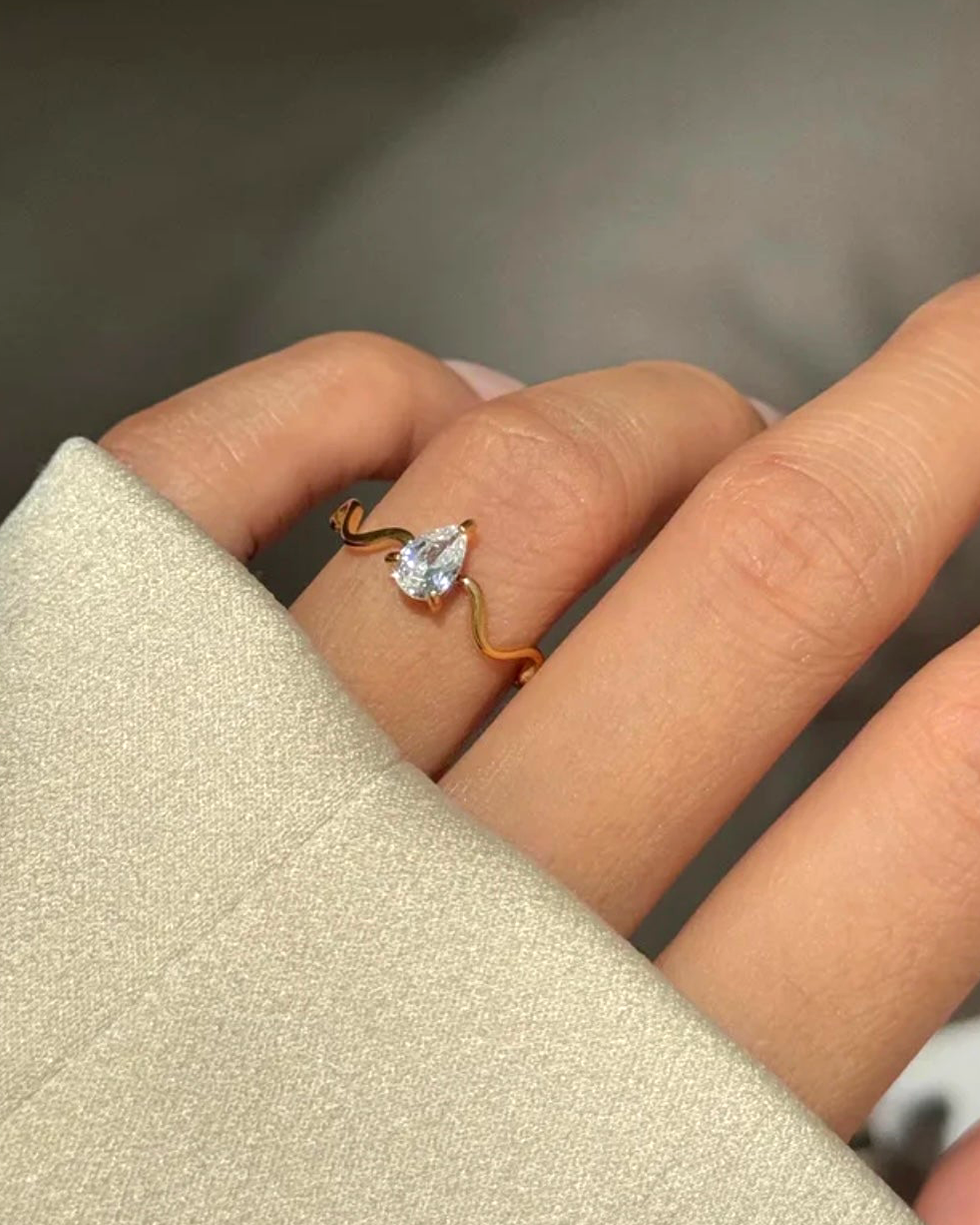 TORQUE™ Wavy Zirconia Droplet Ring - Gold