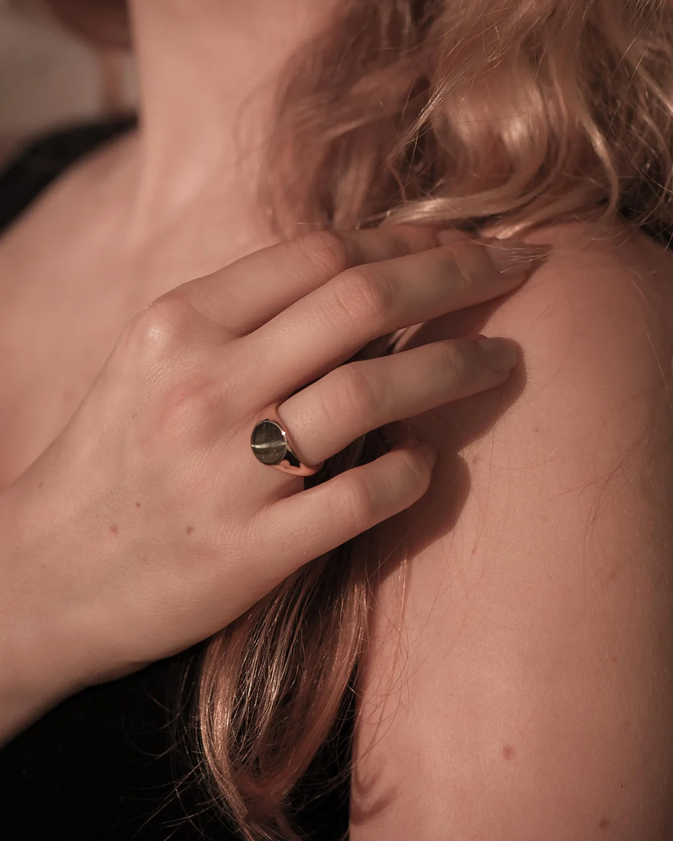 CELESTE™ Bold Round Signet Ring - Gold