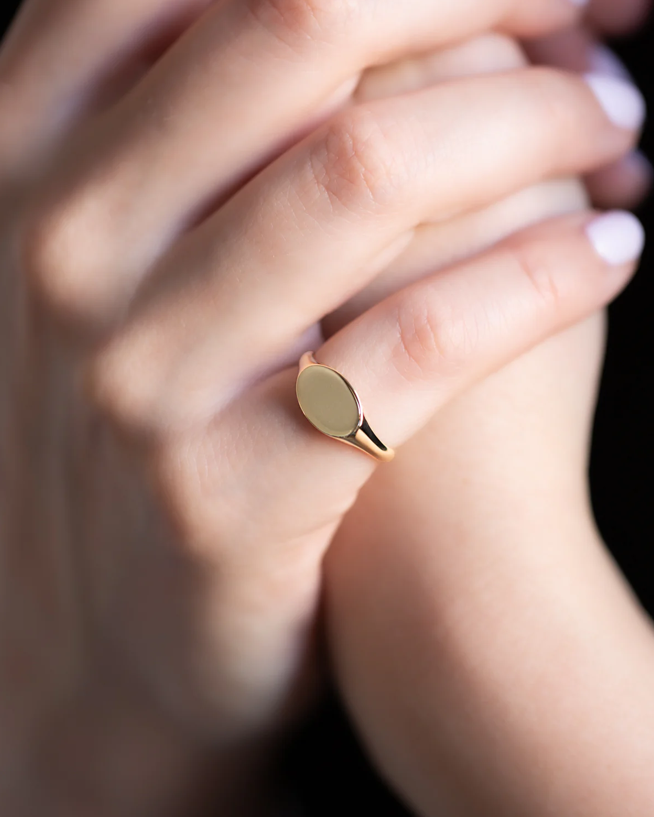 CELESTE™ Bold Oval Signet Ring - Gold